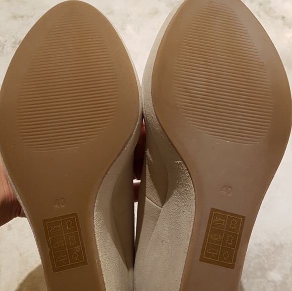 BRAND NEW suede wedges - Picture 3 of 6